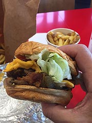 Ein Riesenburger - hier der Bacon Cheese Burger All the Way plus BBQ Sauce (©Foto: Martin Schmitz)